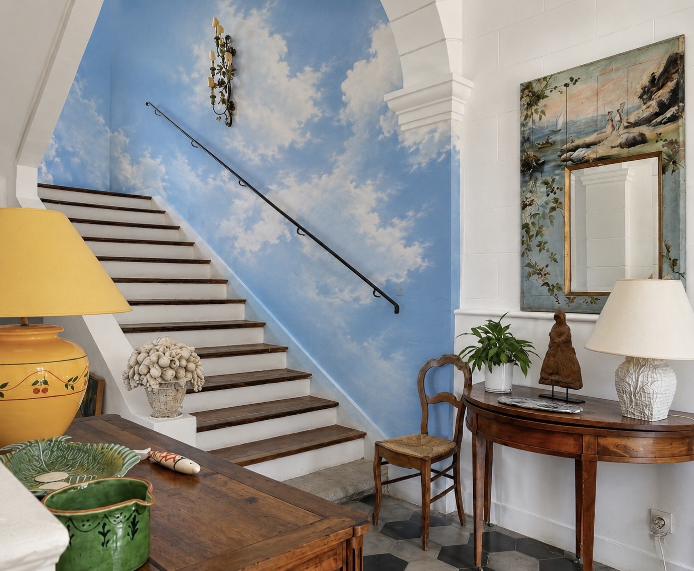 Fresque ciel bleu nuage blanc hall d escalier - st Tropez 2026